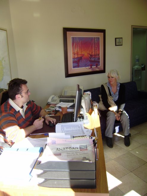 Bij Nikos op het havenkantoortje rekenen we de kosten van het uitkranen en opbokken van de boot af