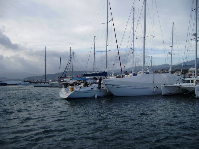 De storm waait vanochtend een Frans jacht hulpeloos tegen de boeg van een ander jacht. Ze hebben een lijn in de schroef en de mooringlijn van het andere jacht zit om hun kiel