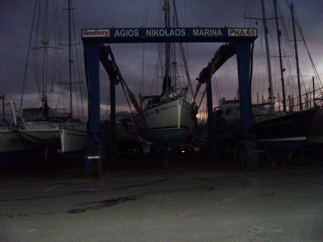 Dulce op de wal, nog niet opgebokt maar hangend in de kraan slapen we aan boord