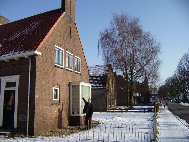 Hier woont Bas, op de Zandweg in De Meern, op de eerste verdieping. De twee rechtse ramen zijn van zijn kamer