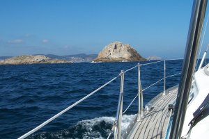 El Pie, hoogste van groep rotseilandjes voor de industriehaven van San Ciprianu