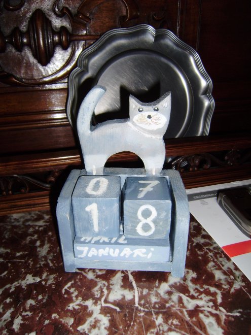 De datumaanwijzer van wijlen onze buurvrouw. Welke getallen staan er op beide kubussen?