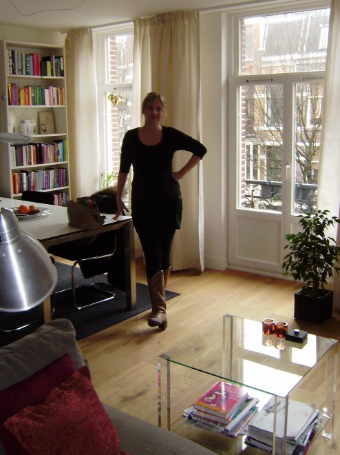 Floor op haar appartement in Amsterdam, zes maanden zwanger (maar dat zie je op deze foto niet goed)