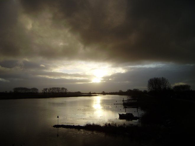 Regenwolken schuiven vanochtend voor de opkomende zon