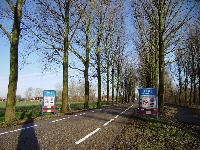 Aan de westkant loop ik het dorp uit