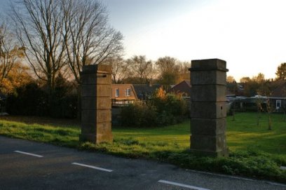 Hier begon ooit de oprijlaan van Het Hof van Andel. Eigenlijk eerder een afrijlaan.