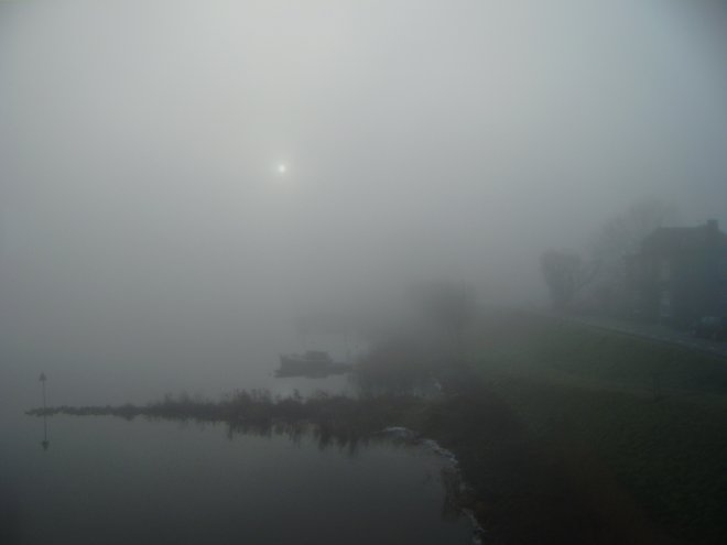 De dag begint met mist. De zon komt er de hele dag niet doorheen