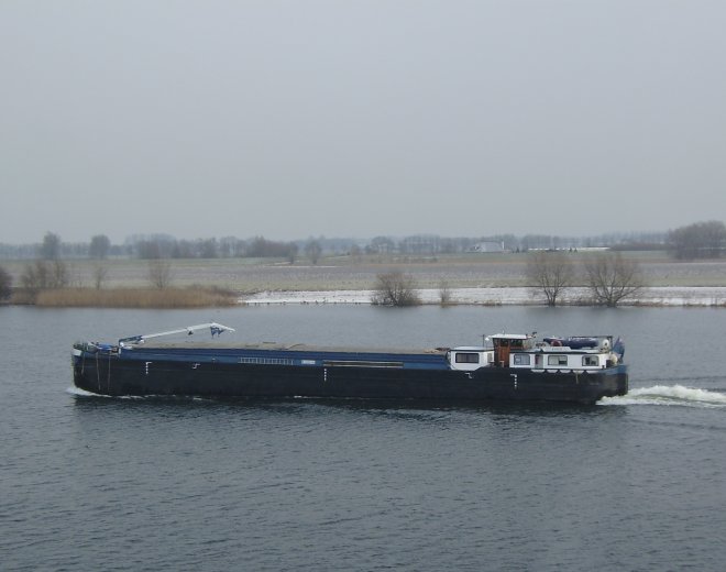 Kairos, een kleine rivieraak, vaart richting Wilhelminasluis