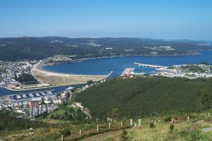Uitzicht vanaf San Roque op de Ría de Viveiro. Links op de voorgrond de jachthaven.