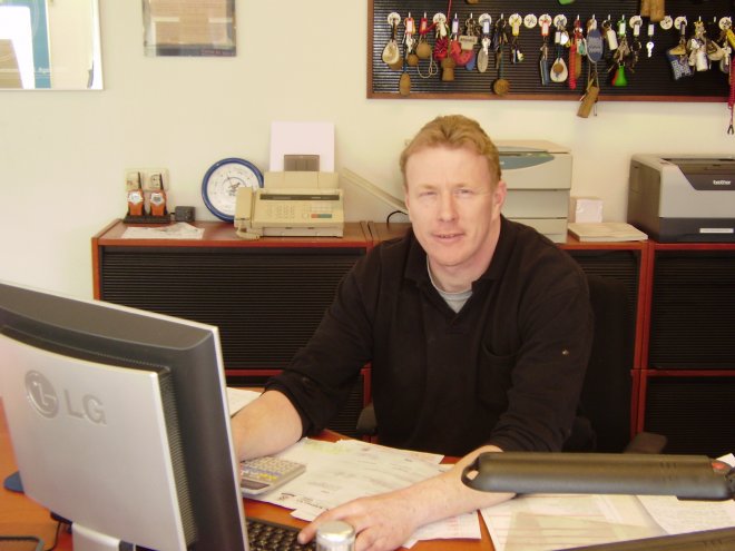 Fons op het kantoor van Jachtwerf Numansdorp