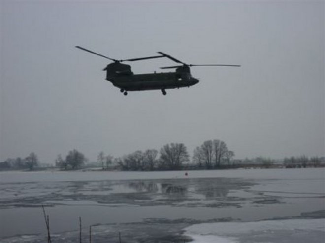 De Chinook helicopter die laag langs De Oude Silo vloog (foto weblog Wilhelminasluis)