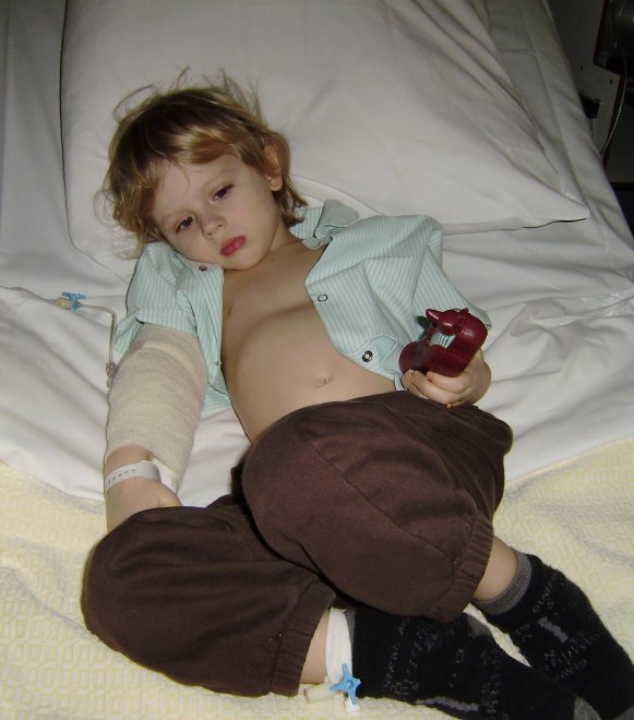 De kleine Liam ligt als een bleek engeltje in bed