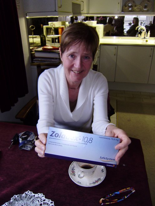 Zuster Yvonne van de Zoladex-thuisservice toont de doos met de injectie