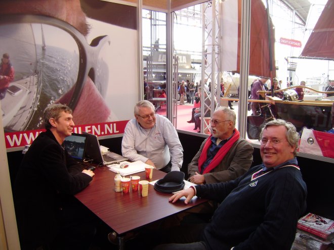 Weerzien in de Zeilen-stand op de HISWA: vlnr Hennie ten Dam, Henk Bezemer, ik en Erik de Haan