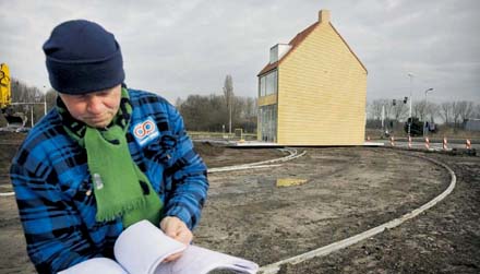 Kunstenaar John Körmeling in 2008 voor het draaiende huis in aanbouw op de Hasseltrotonde in Tilburg