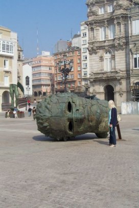 Plaza de Maria Pita, beeld van Igor Mitoraj