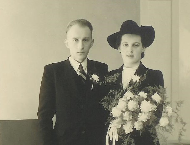 Uitsnede uit de trouwfoto van Jelle Zijlstra en Engel de Jager, mijn ouders. In 1946 vermoedelijk. Ze zijn hier beiden ongeveer 26 jaar. Vandaag zou mijn moeder 90 geworden zijn