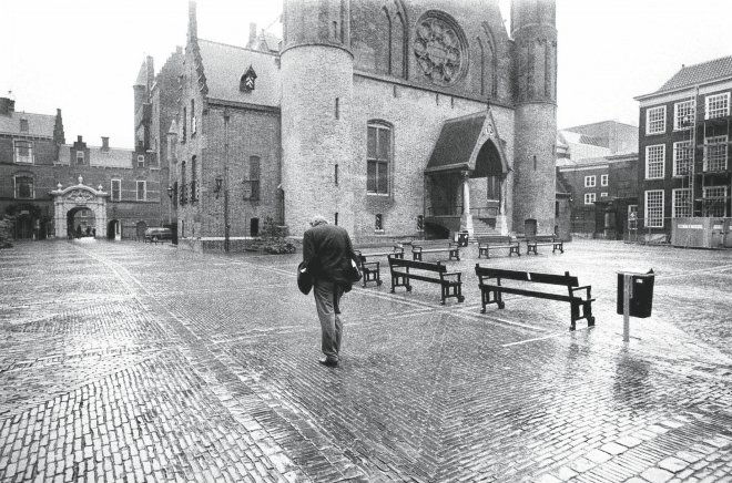Hans van Mierlo op het Binnenhof in 1994. Foto Roel Rozenburg