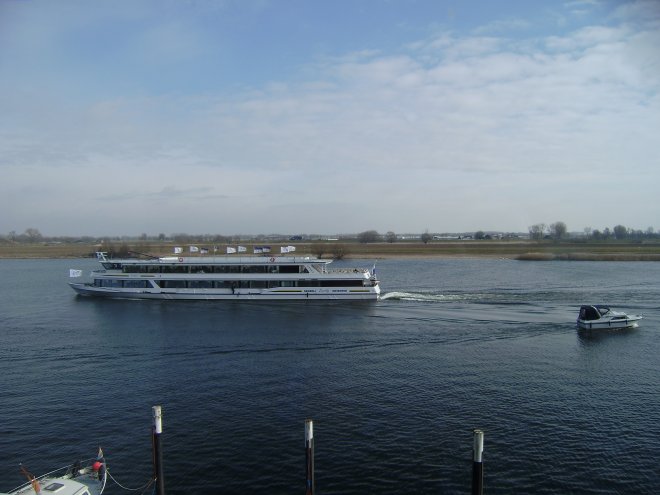 De Eureka V, een partyboot van Rederij Eureka uit Deventer, vaart richting Wilhelminasluis