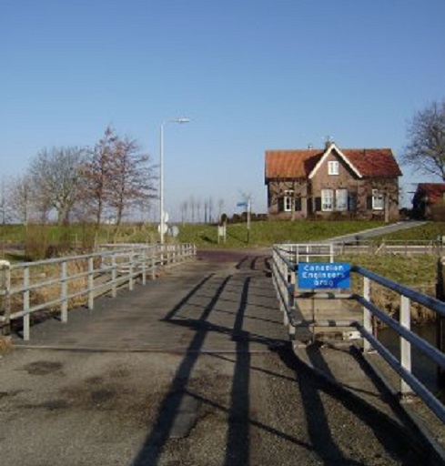 De Canadian Engineers Brug boven Waalwijk. Op de achtergrond de dijk van de Bregsche Maas