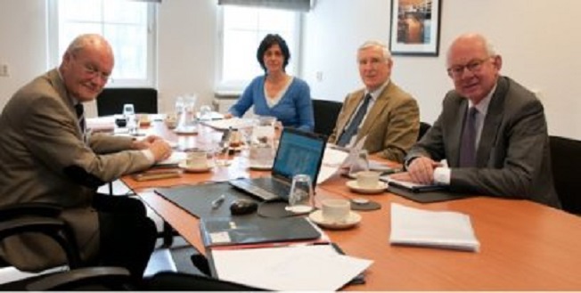 Een deel van de Onderzoekscommissie Lemstra II. Vlnr Lemstra, ambtelijk secretaris Marina de Lint, Oosting en mijn oud-collega ziekenhuisbestuurder Peter Holland (foto MST)