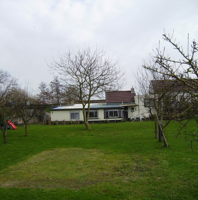 Ons huisje in Veen vanuit de boomgaard. Achter de fotograaf is de Veense put