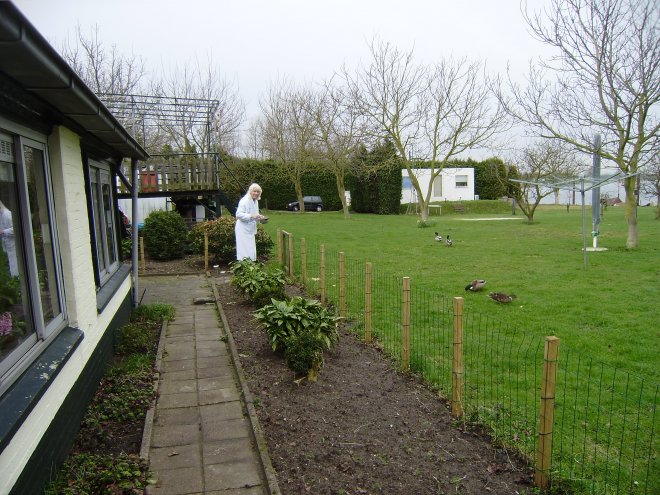 Ans voert de eenden de rest van de pastaschotel van gisteravond