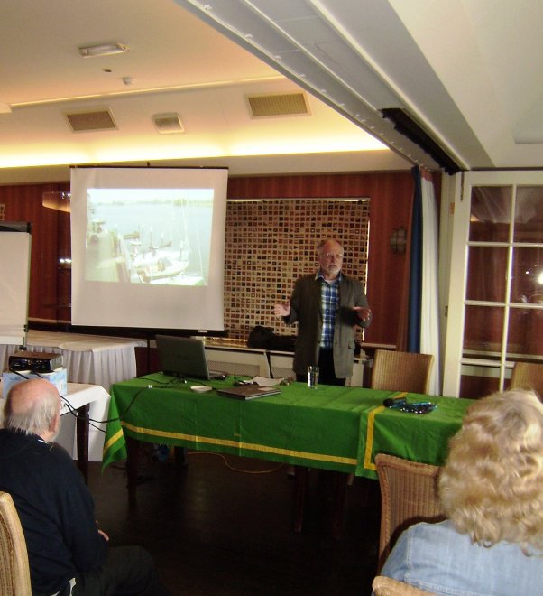Tijdens mijn inleiding op de Vertrekkersdag 2010 van Zeilen. Wie oplet ziet op het scherm vaag onze Dulce voor De Oude Silo liggen in 2006