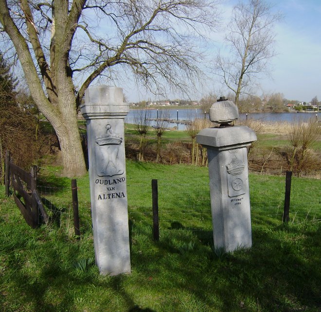 De oude grenspalen op de Maasdijk bij Camping De Hoge Waard