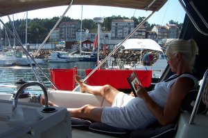 Camariñas, luieren en lezen in de kuip