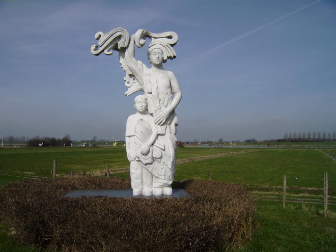 Op de dijk bij de zuidelijke aanlegplaats van het Drongelse veer staat dit beeld van Peter H. van de Locht: God bless the child, uit 2002