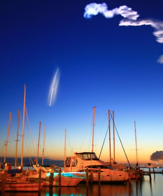 Drie dagen geleden werd de space shuttle Discovery gelanceerd. Iemand in een marina in Florida maakte er een mooie foto van (Bron Apod)