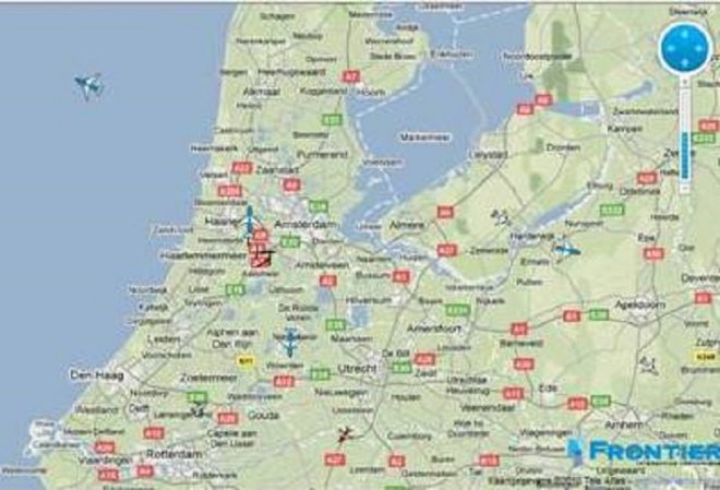 Deel van het scherm van Live aircraft tracking voor Schiphol. Je ziet online kleine vliegtuigjes over je scherm bewegen
