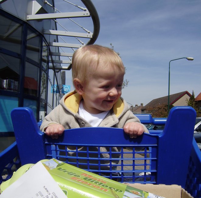 Caelan zit voor het eerst van zijn leven in een supermarktkarretje.