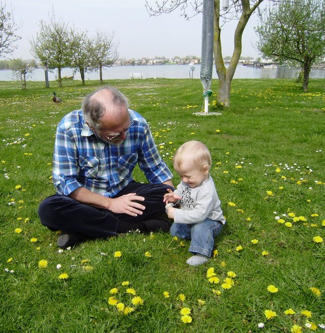 Vanmorgen voor het huisje met Caelan in het gras