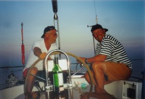 Zomer 1999: schippers Tom en Erik op een mooie zomeravond in de kuip van Frihet. Marup, eiland Samso in Denemarken