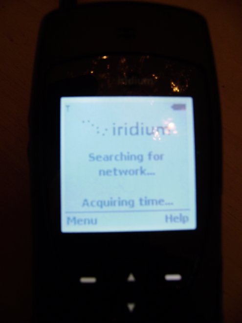 De Iridiumtelefoon zoekt naar een satelliet