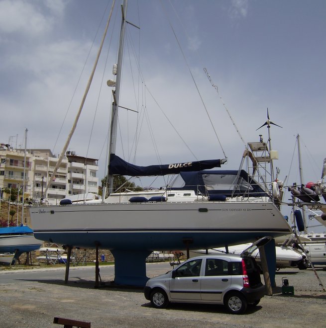 Dulce op de wal in Ayíos Nikoláos met het huuratootje ervoor