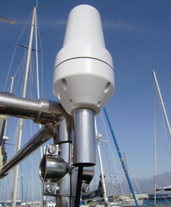 Gisteren plaatste ik de zeeantenne van mijn nieuwe satelliettelefoon op het frame van de zonnepanelen