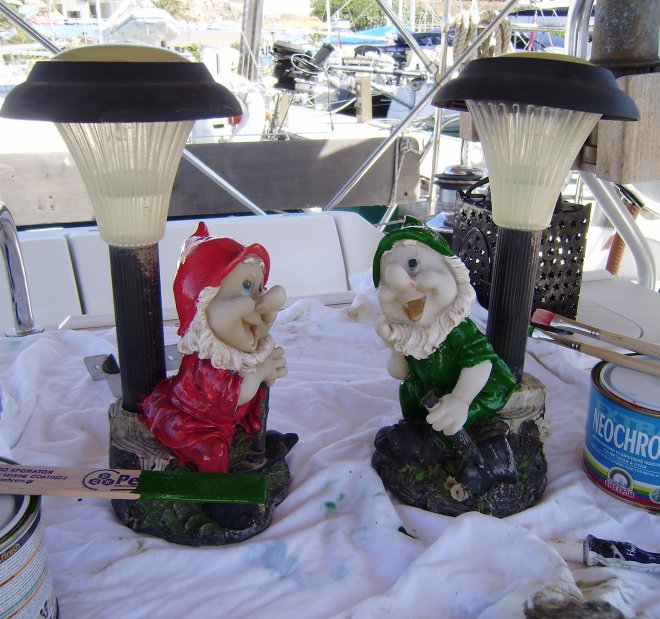 De Maltese zonlichtlampkabouters op de kuiptafel, de ene bakboordrood en de andere stuurboordgroen geverfd