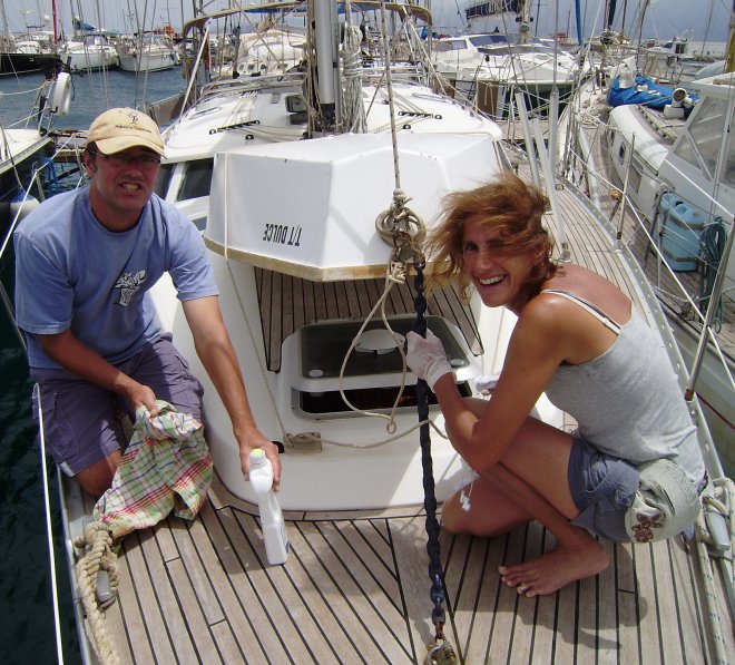 Miles en Karin beginnen aan hun poetsklus. Aan het kapsel van Karen zie je dat het al hard waait