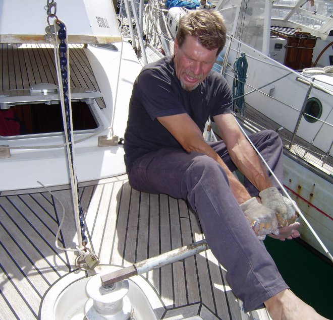 Zelfs met deze zware metalen hefboom krijgt Janez geen beweging in de ankerlier. Helaas barst wel de koppelingsbus stuk