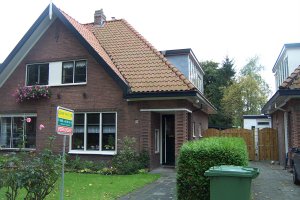 We logeren in het huis van de moeder van Ans