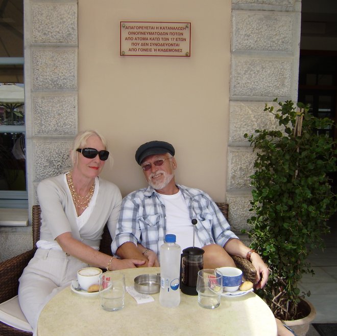 We drinken koffie op ons vertrouwde terrasje bij Astería