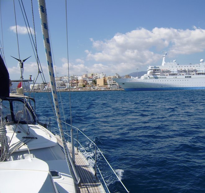 We laten het stadje Ayíos Nikoláos na negen maanden achter ons