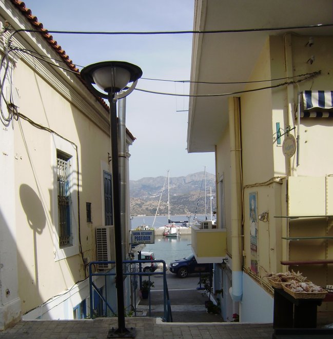 Doorkijkje in Pigádhia. Op de achtergond ligt Dulce