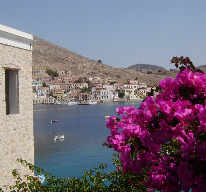 De baai van Emborio op Chlakis. In de verte de steiger met ons schip