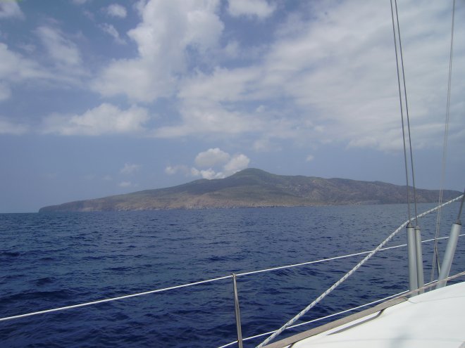 We naderen het vulkaaneilandje Nísiros