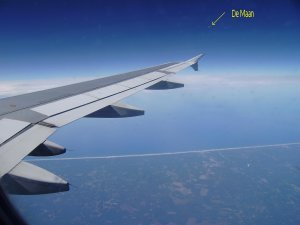 We vliegen boven Les Landes. Je ziet een stuk van de ellenlange kuststrook. En natuurlijk bij de pijl het halve maantje (als je goed kijkt)