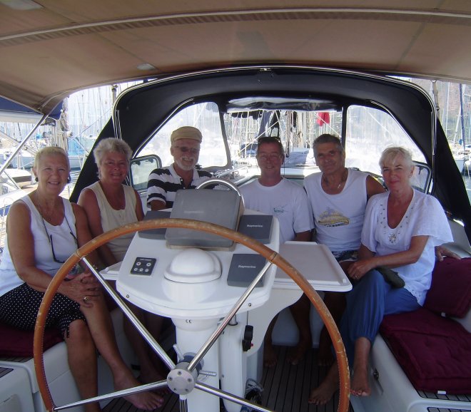 De crews van Anégada, Kiara en Dulce na een geslaagde vergadering. Vlnr. Diana, Ine, Tom, Geert, Jaap en Ans. Gereed voor nieuwe avonturen, in Anatolië en de Levant